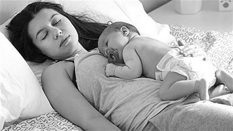 1 στις 3 νέες μαμάδες μεγαλώνει παιδί χωρίς τη δική της μαμά στο πλάι της